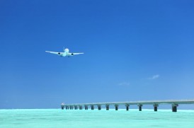 飛行機と海のイメージ