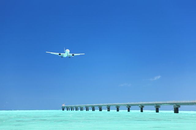 飛行機と海のイメージ